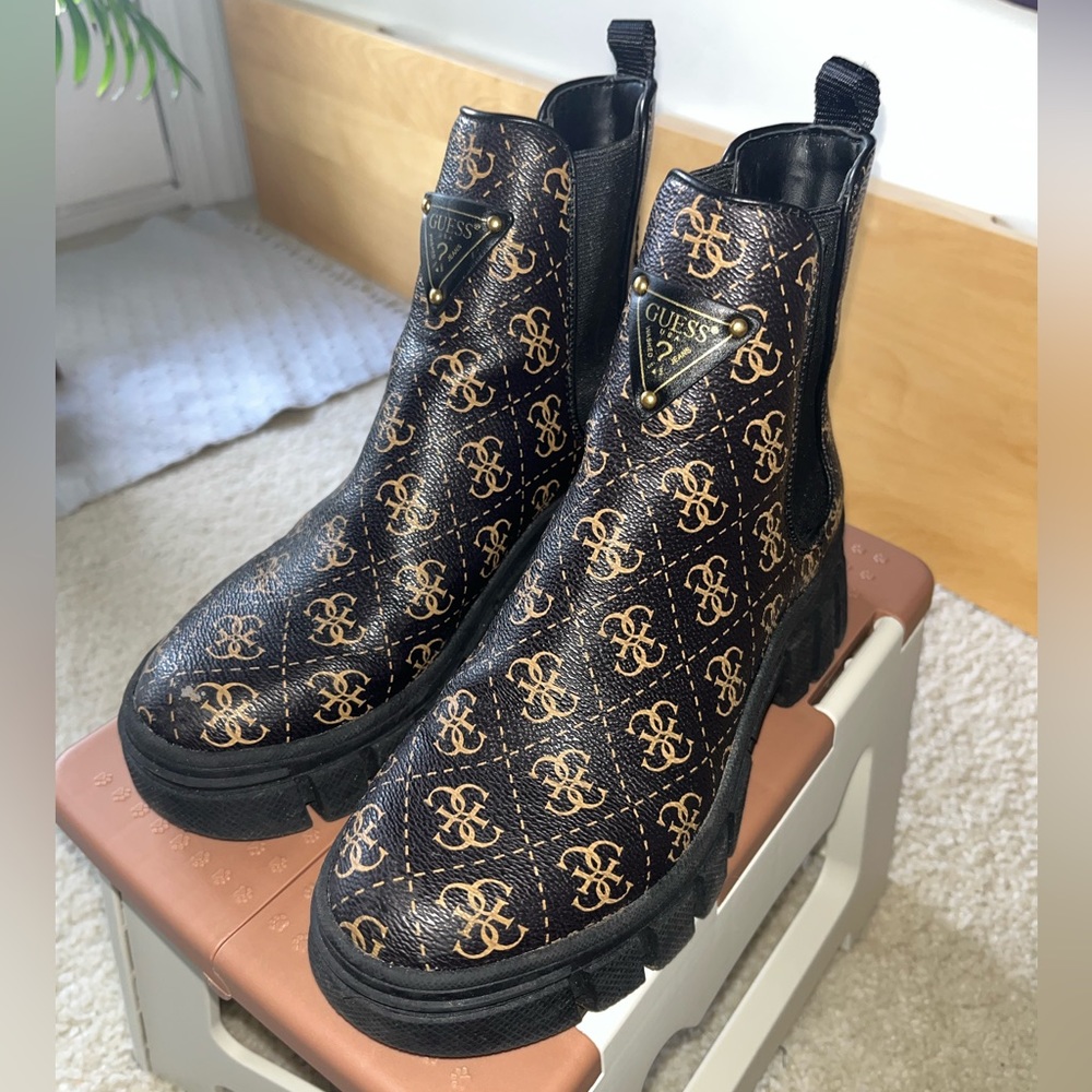 GUESS | Chelsea Boots | Size 6